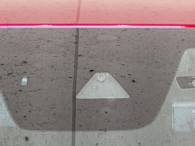 【スマートブレーキサポート】走行中に前方の車両等を認識し、衝突しそうな時は警報とブレーキで衝突回避と被害軽減をアシスト。より安全にドライブをお楽しみいただけます。