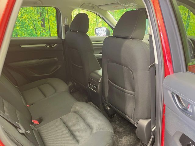 後部座席も気になるようなキズ・汚れやへたり等、大きなダメージはなく、良好な状態です。