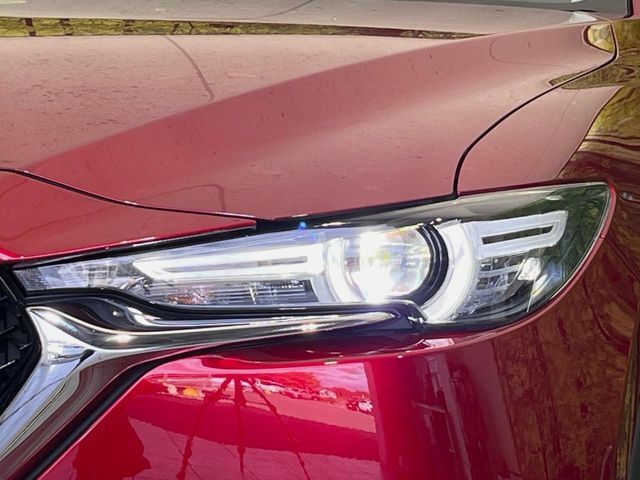 【LEDヘッドライト】悪天候や夜間走行時も良好な視界を確保し安心して運転できる高輝度LEDヘッドライトを装備！点灯速度が早く、消費電力も抑えられています。