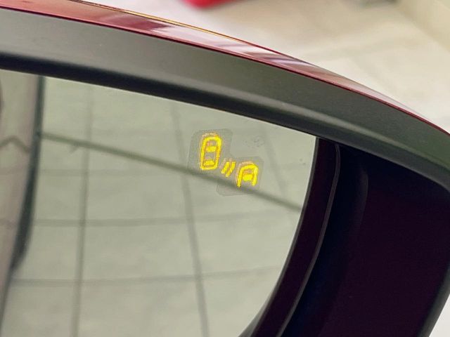 【ブラインドスポットモニタリング】走行中、ドアミラーの死角になりやすい箇所に後続車が接近するとサイドミラー付近に警告を表示、ドライバーに注意喚起をしてくれます。