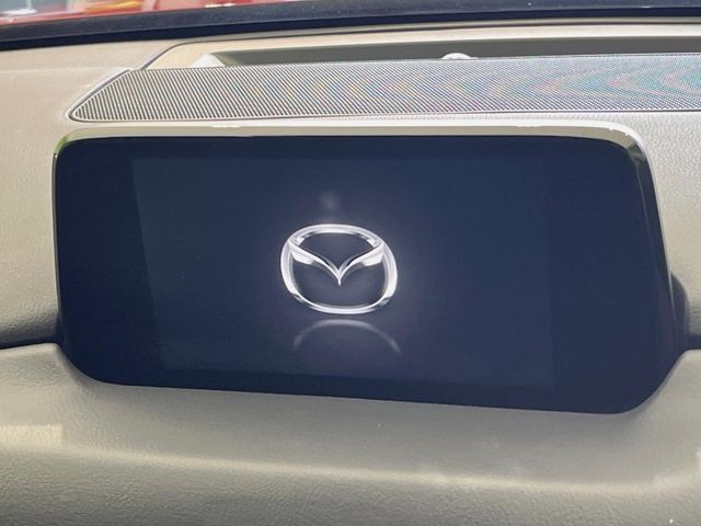 【マツダコネクトナビ】車内の雰囲気にマッチした大型のディスプレイ。スマホ接続でのナビ使用やBluetooth再生等、様々な機能が楽しめます。直感的なダイヤル操作が可能で、使い勝手も良好です。