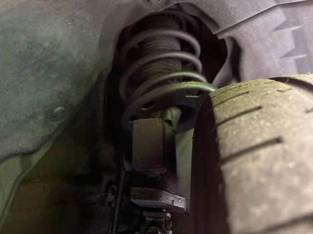 お車を安心してお乗りいただく為には、足回りの定期点検が欠かせません。サービスサポート（有償保証）では無料点検もご提供しており、安心のカーライフをお過ごしいただけるサポート体制が整っています。