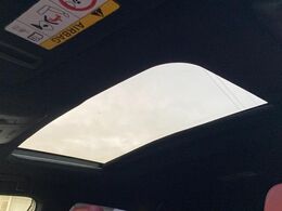 【サンルーフ】開放感たっぷりの希少装備、サンルーフが装着されています！車内に明かりを取り入れたり景色を楽しむ以外にも、車内の空気も簡単に換気できて快適です！