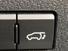 【パワーバックドア】スマートキーや運転席のボタンを押すだけでリアゲートが自動で開閉します！荷物を持っている時や、高い位置にあるバックドアを閉める際に便利な機能です♪