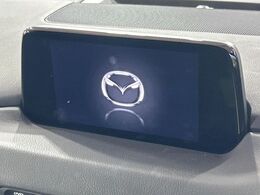 【8インチマツダコネクト】車内の雰囲気にマッチした大型のディスプレイ。スマホ接続でのナビ使用やBluetooth再生等、様々な機能が楽しめます。直感的なダイヤル操作が可能で、使い勝手も良好です。