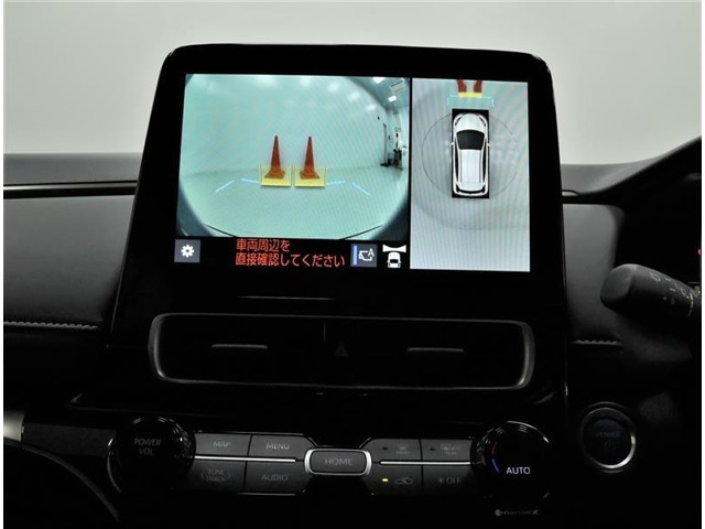 パノラミックビューモニター装備！車両に取り付けたフロント、サイド、バックカメラの映像を合成して画面上に表示させることで、低速時の運転を補助する装置です。車両本体の取扱書もお読みください。