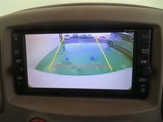 車両後方の映像を映すバックモニター。進路を確認しながら安全に車庫入れできます。