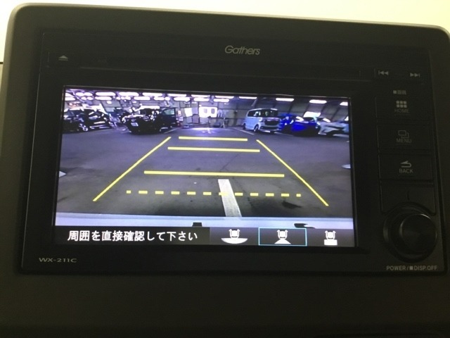 バックモニター付きで、車庫入れやバック時の後方確認をサポート。