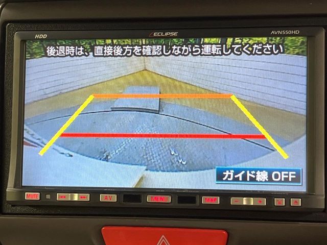 【バックカメラ】駐車時に後方がリアルタイム映像で確認できます。大型商業施設や立体駐車場での駐車時や、夜間のバック時に大活躍！運転スキルに関わらず、今や必須となった装備のひとつです！