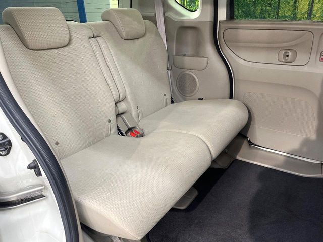 後部座席も気になるようなキズ・汚れやへたり等、大きなダメージはなく、良好な状態です。