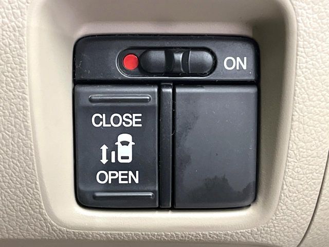 【パワースライドドア】スマートキーや運転席のスイッチでスライドドアの開閉が可能♪電動だから力を入れてドアを開ける必要が無く、小さいお子様でも、重い荷物を持っている時もラクに開け閉めできます♪