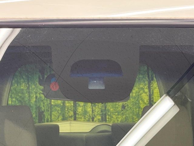 【シティブレーキアクティブシステム】低速走行中に前方の車両等を認識し、衝突しそうな時は警報とブレーキで衝突回避と被害軽減をアシスト。より安全にドライブをお楽しみいただけます。