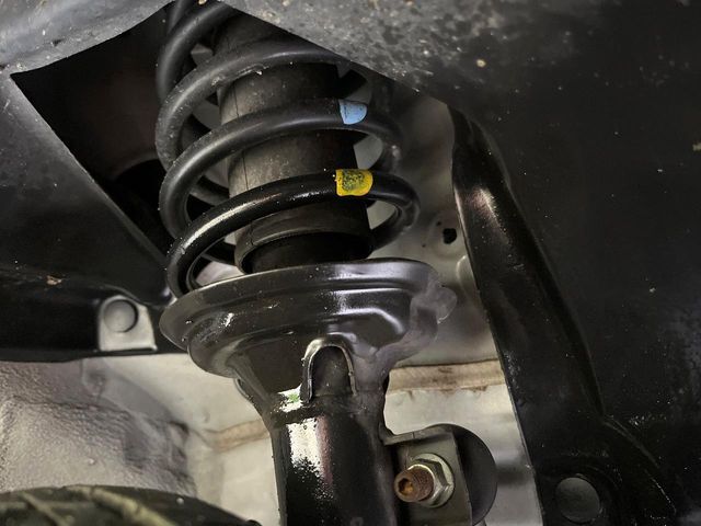 お車を安心してお乗りいただく為には、足回りの定期点検が欠かせません。サービスサポート（有償保証）では無料点検もご提供しており、安心のカーライフをお過ごしいただけるサポート体制が整っています。