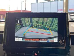 【バックカメラ】駐車時に後方がリアルタイム映像で確認できます。大型商業施設や立体駐車場での駐車時や、夜間のバック時に大活躍！運転スキルに関わらず、今や必須となった装備のひとつです！
