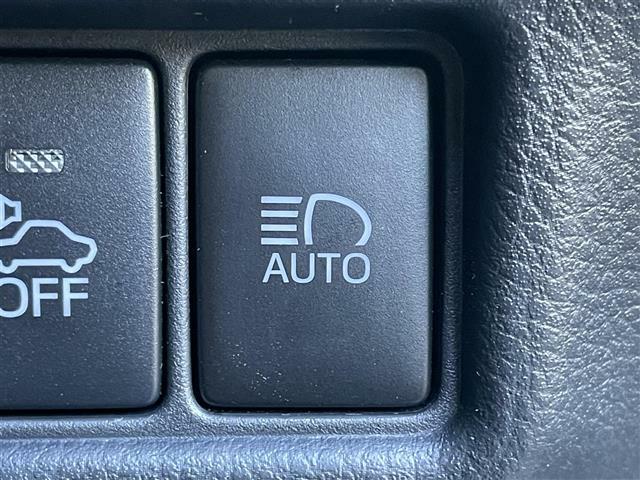 【アイドリングストップ】信号待ちなどで車を一時停止させた際、自動的にエンジンがストップする機能で、燃費に優れ、環境にも良いとされています。