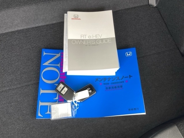 メンテナンスノート【整備記録簿】、取説も揃っています。スマートキーはバッグなどにしまったままボタン操作でエンジンの始動・停止ができて大変便利です。