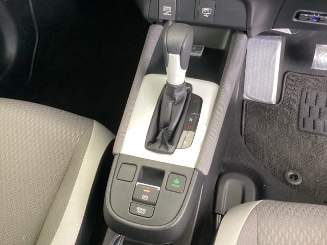シンプルでとても使いやすいフロアシフトに、パーキングブレーキは電子制御パーキングブレーキです。