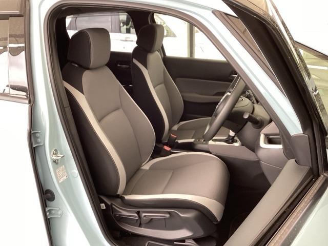 フロント広々、セパレートシートの運転席は、ハイトアジャスターが付いているので、快適にドライブができます。ハンドルはテレスコピック機能で、ハンドル位置を上・下・手前・奥に調節できます。
