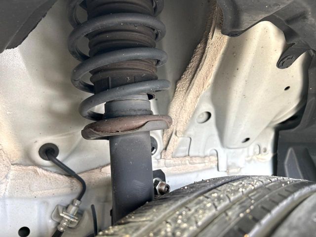 お車を安心してお乗りいただく為には、足回りの定期点検が欠かせません。サービスサポート（有償保証）では無料点検もご提供しており、安心のカーライフをお過ごしいただけるサポート体制が整っています。