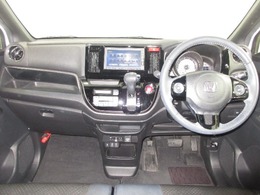 インパネ周りはこのようなレイアウトになっております。