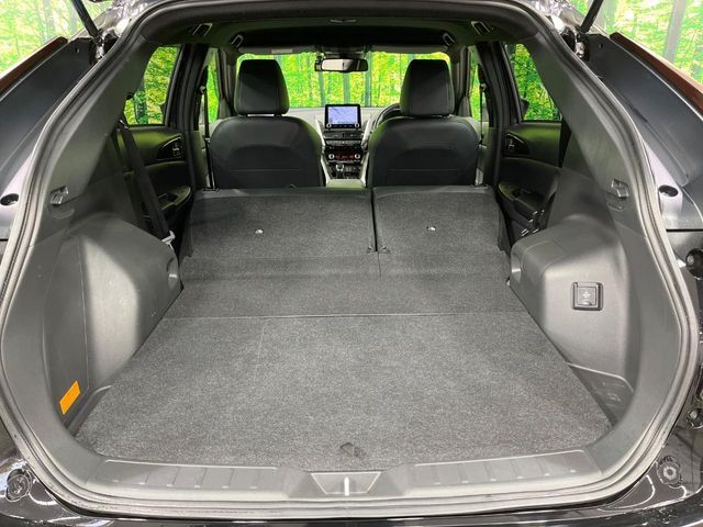 後席を格納すると、これだけの広さが！シーンに合わせたシートアレンジで、大きな荷物も積むことが出来ます♪