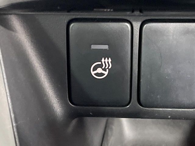 【ステアリングヒーター】冬場に冷たくなりやすい革巻きステアリングを、スイッチ一つで素早く適温に！エアコンよりも早く温まってくれるので、寒い日の運転も快適になりますね♪