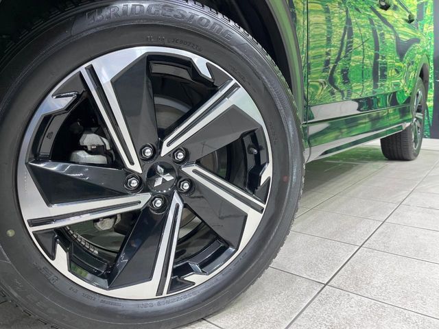 【純正18インチアルミホイール】外観にマッチした純正アルミホイールを装着しております。各種社外アルミホイールや、スタッドレスタイヤも取扱いしております。是非ご相談ください♪