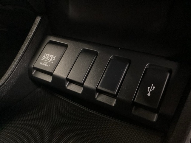 ソケット類も充実☆対応のケーブルがあれば車内でスマホなどの充電が可能です☆