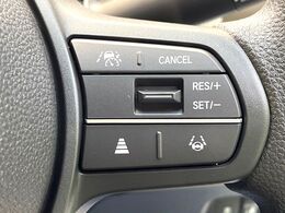 【アダプティブクルーズコントロール】高速道路での長距離走行が楽に！！自動で速度を保つクルーズコントロールが、衝突軽減システムと連携し、前方の車両を感知して車間を保つように速度調節してくれます！！