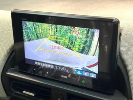【バックカメラ】駐車時に後方がリアルタイム映像で確認できます。大型商業施設や立体駐車場での駐車時や、夜間のバック時に大活躍！運転スキルに関わらず、今や必須となった装備のひとつです！
