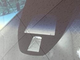 【シティブレーキアクティブシステム】低速走行中に前方の車両等を認識し、衝突しそうな時は警報とブレーキで衝突回避と被害軽減をアシスト。より安全にドライブをお楽しみいただけます。