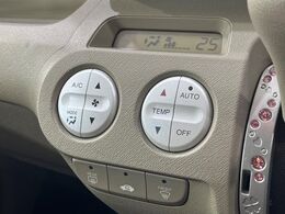【オートエアコン】一度お好みの温度に設定すれば、車内の温度を検知し風量や温度を自動で調整。暑い…寒い…と何度もスイッチ操作をする必要はありません。快適な車内空間には必須の機能ですね♪