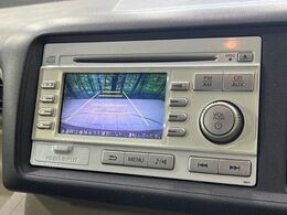 【バックカメラ】駐車時に後方がリアルタイム映像で確認できます。大型商業施設や立体駐車場での駐車時や、夜間のバック時に大活躍！運転スキルに関わらず、今や必須となった装備のひとつです！