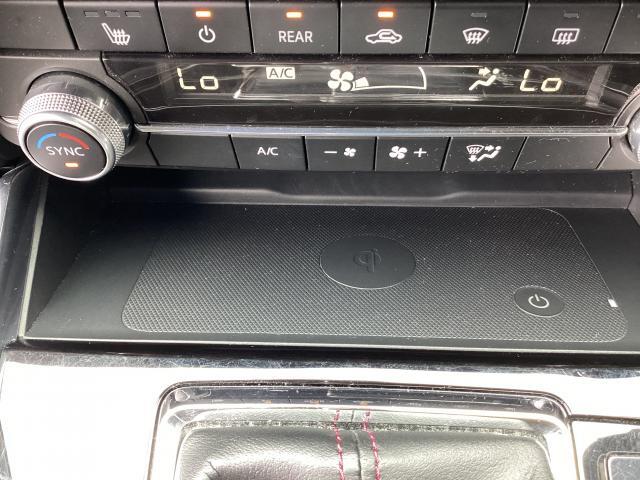 携帯を置くだけで充電ができます。
