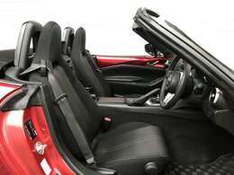 振動を減衰させるシート効果が乗員に伝わる振動の入力を大幅に低減し、マイルドな乗り心地を実現しています。ハンモックのようにシート全体が体を包み込み、コーナリング時のホールド性があります