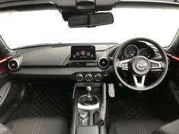 コックピットにある操作機器、情報などすべての要素をドライバー中心に左右対称に配置し、同時にそれらがドライバーに正対する造形とすることで、人とクルマの一体感を感じさせます。