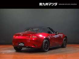 オープンとクローズド、美しさの両立のために、ソフトトップの後端を下げるとともに後方左右を絞り込み、キャノピー全体をティアドロップ形状にすることで、その両立に成功しました。