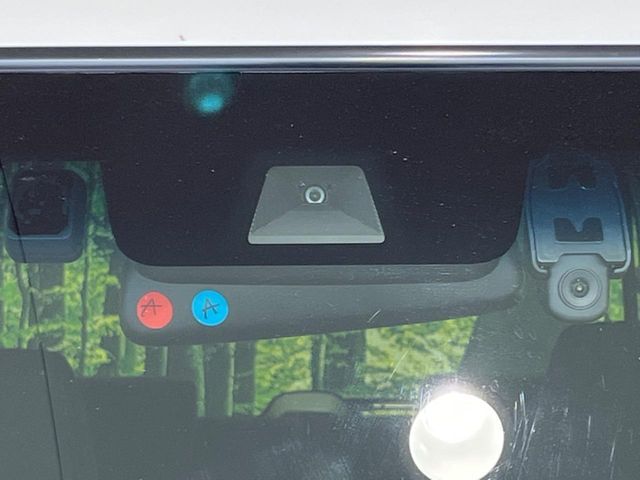 【ホンダセンシング】走行中に前方の車両等を認識し、衝突しそうな時は警報とブレーキで衝突回避と被害軽減をアシスト。より安全にドライブをお楽しみいただけます。