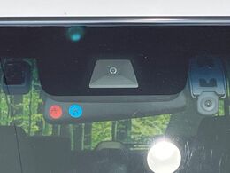 【ホンダセンシング】走行中に前方の車両等を認識し、衝突しそうな時は警報とブレーキで衝突回避と被害軽減をアシスト。より安全にドライブをお楽しみいただけます。