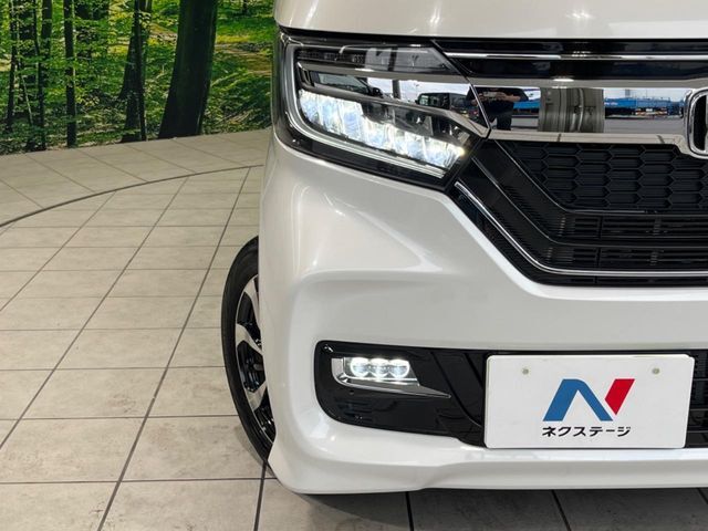 【LEDヘッドライト】悪天候や夜間走行時も良好な視界を確保し安心して運転できる高輝度LEDヘッドライトを装備！点灯速度が早く、消費電力も抑えられています。