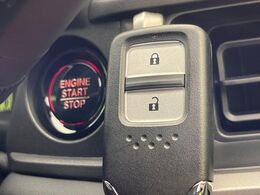 【Hondaスマートキー】カバンやポケットに入れたままでもドアの施錠・解錠が可能なスマートキーを装備。エンジンのオン・オフ時もカギを取り出す必要が無いからとっても便利です♪