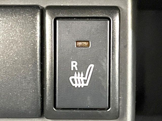 【シートヒーター】寒い日に重宝するシートヒーター！エアコンより早く温まってくれるので寒がりの人も安心ですね♪エアコンの温風は乾燥するから苦手、という方にもをおすすめです。