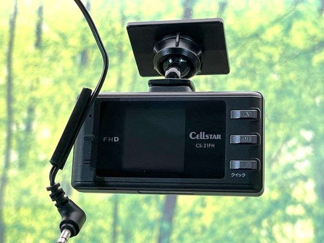 【ドライブレコーダー】安心・安全なカーライフに必須のドライブレコーダーを装備！走行中はもちろん、あおり運転や事故に遭遇した際の状況も映像で記録し、万一のリスクに備えます。