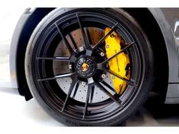 イエローのポルシェセラミックコンポジットブレーキ（PCCB）はもうこの価格帯になるとマストで欲しいオプションです！