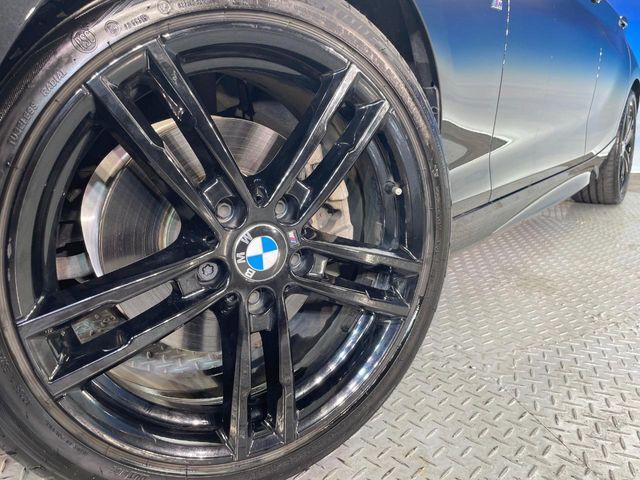 ●純正18インチアルミホイール：輸入車ならではの卓越した走りを支えるホイールと足回りです！日本車の走りに慣れている方にもぜひ体感して頂きたい程高いレベルでまとまっています！