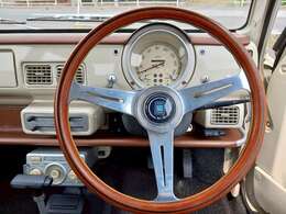 握り心地のよいステアリング！いつも触る部分ですので質感は良いほうが◎