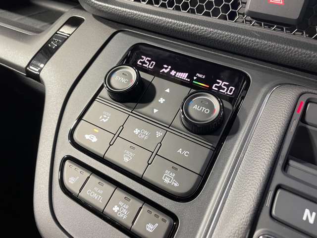 【オートエアコン】車内温度を感知して自動で温度調整をしてくれるのでいつでも快適な車内空間を創り上げます！