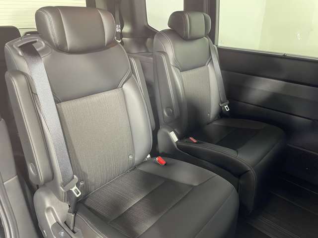 【2列目シート】店舗にて現車の確認も頂けますので、お電話で在庫のご確認の上是非ご来店くださいませ！！！後席モニター(フリップダウンモニター)の取付も可能です。