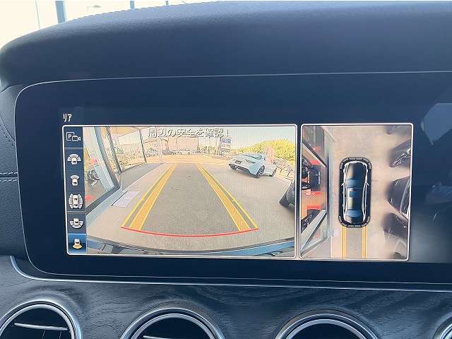 ◆苦手な人が多い駐車場での車庫入れや狭い道でも大丈夫です/クルマの前後左右にカメラを設置してモニターで表示してくれるため、運転席から見えにくい場所を映し出してドライブをサポートします◆