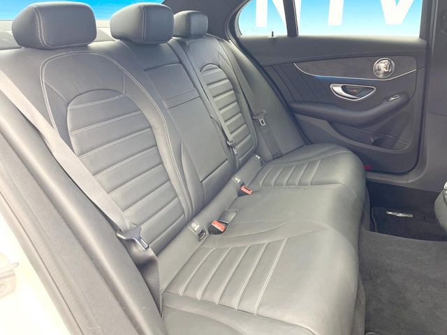 ●後部座席も気になるようなキズ・汚れやへたり等、大きなダメージはなく、良好な状態です。